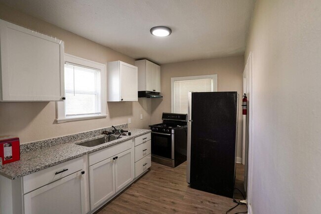 Building Photo - Freshly Renovated 4-Bedroom Home – Quality...