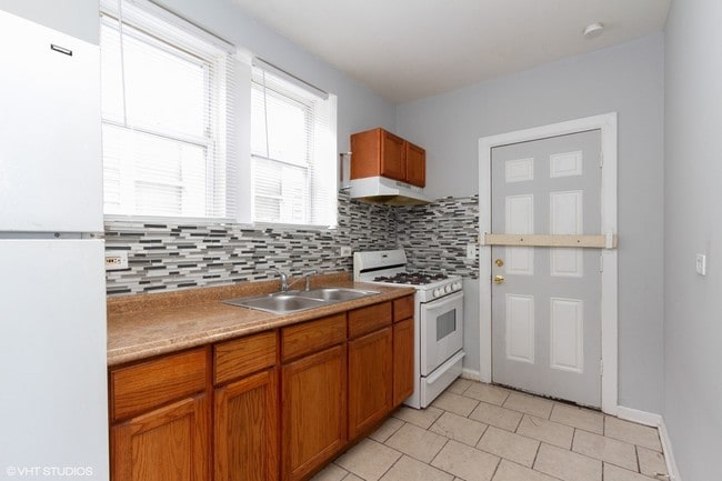 Building Photo - 1637 W 73rd St