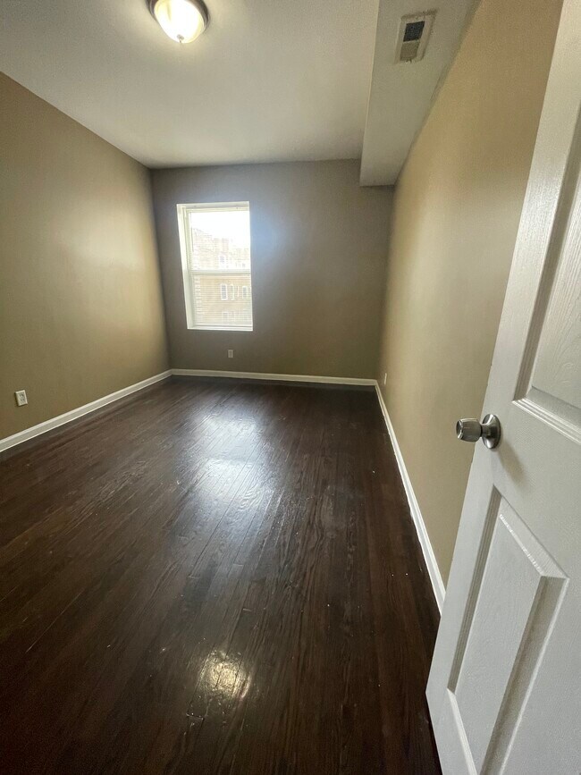 Foto del edificio - 1853 S Springfield Ave