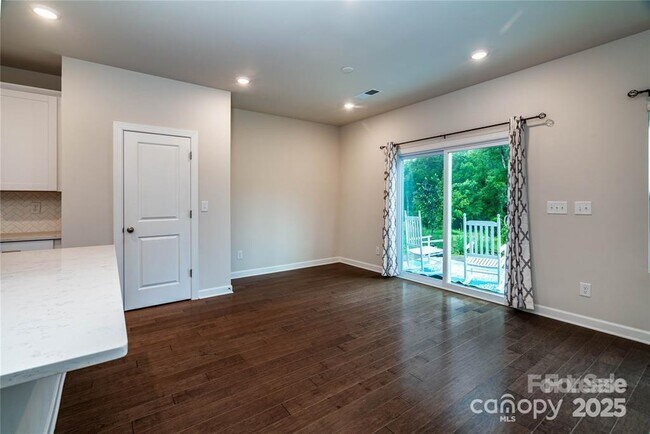 Building Photo - 2131 Belterra Dr