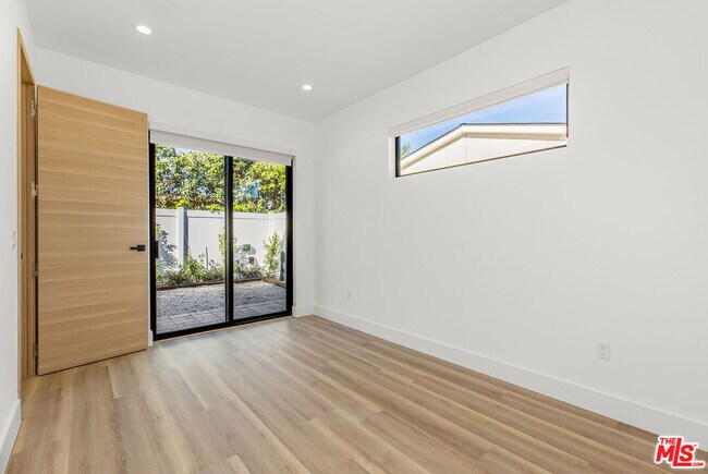 Foto del edificio - 19535 Strathern St