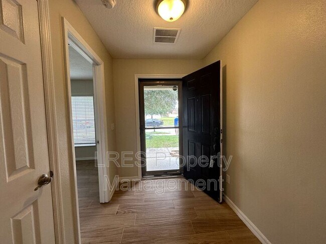 Foto del edificio - 1450 Bella Coola Dr