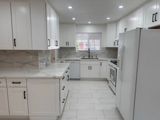 Building Photo - Fresh and Clean 3 Bedroom 2 Bath Home in E...
