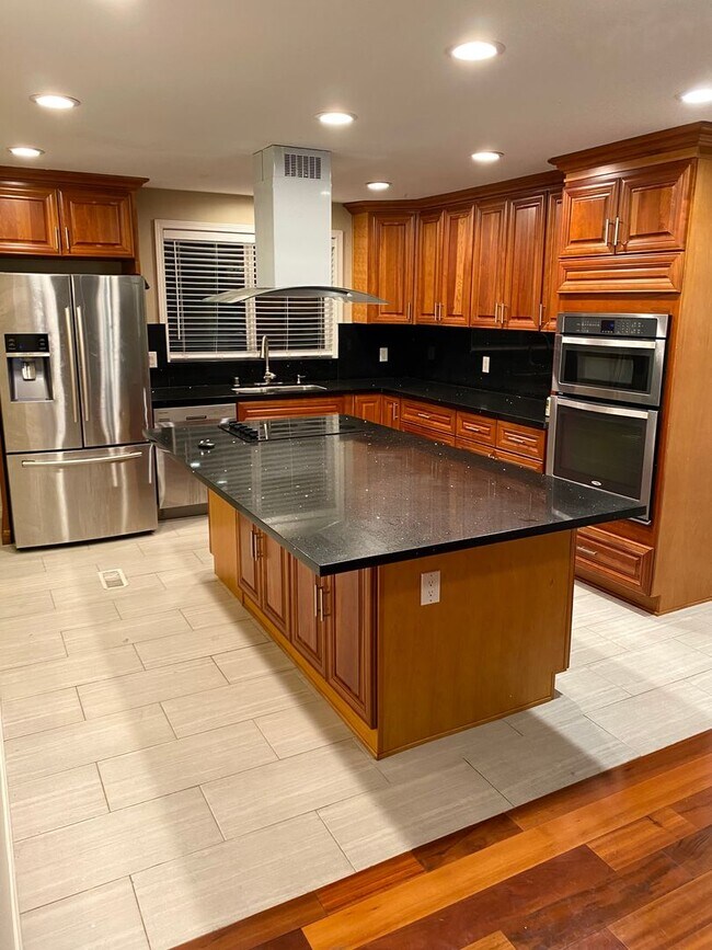 Building Photo - 3 bed/ 2 bath Two Story House overlooking Lake Washington, $3,175/mo