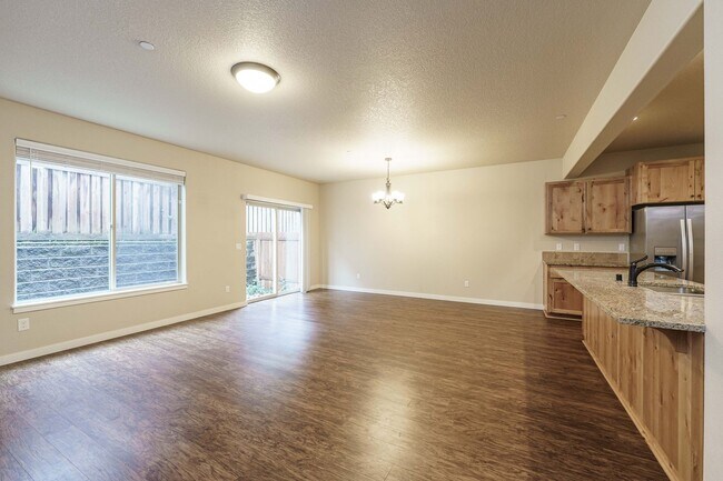 Foto del edificio - 3 Bedroom 2.5 Bath Townhome - Convenient R...