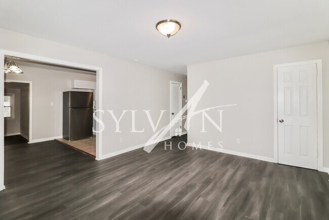 Building Photo - Enjoy the coziness of this quaint home!