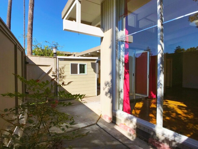 Foto del edificio - 3909 Middlefield Rd