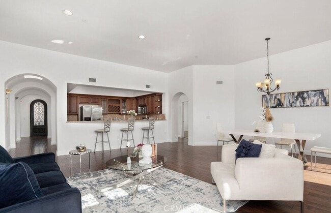 Foto del edificio - 1835 S Barrington Ave