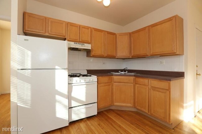 Building Photo - 910 W Dakin St