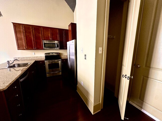 Foto del edificio - Beautiful 1 Bedroom Apartment Downtown
