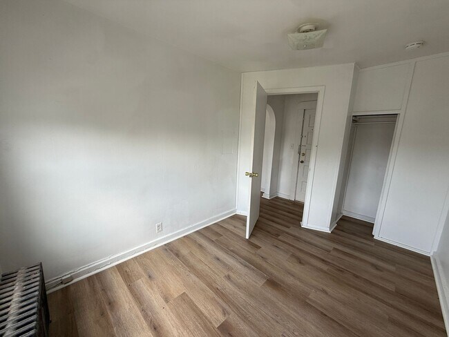 Foto del edificio - 2 bedroom, 1 bathroom Apartment! JULY 2026!