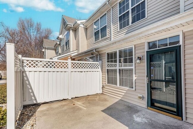 Foto del edificio - Beautiful town home in the quiet Towne Park community!!