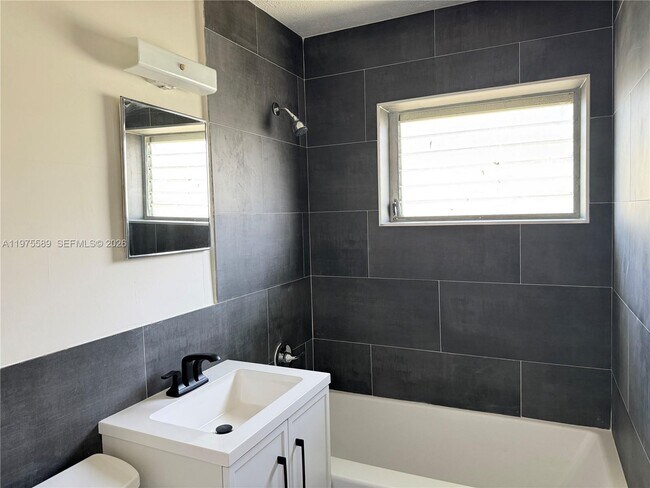 Building Photo - 816 NE 10th St