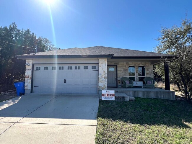 Building Photo - Single story 3 bed 2 bath custom home on a...