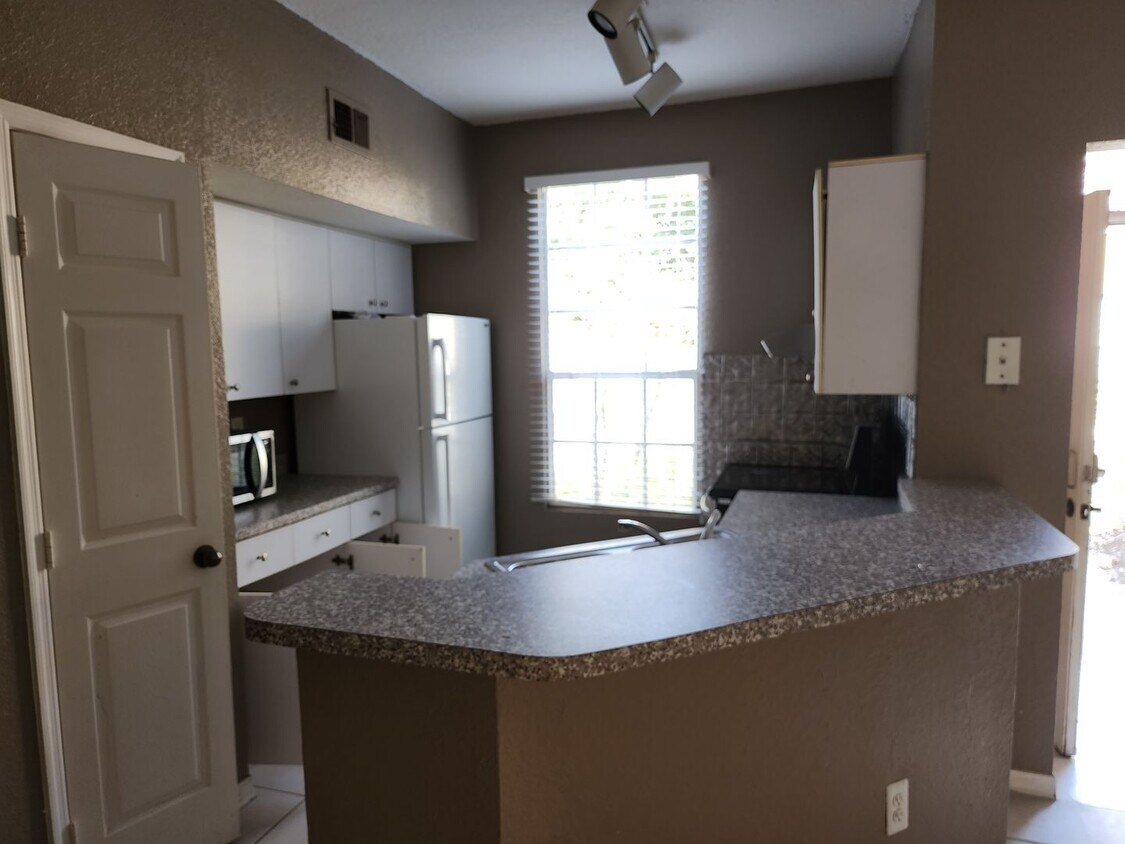 Building Photo - 1 Bedroom 1 bathroom condo