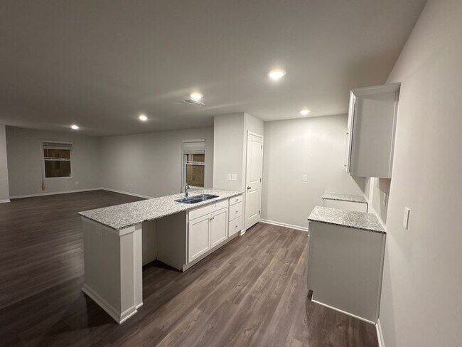 Building Photo - Charming 3-Bedroom Home with Convenient Lo...