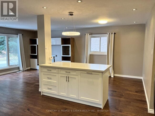 Building Photo - 10 Golfhaven Dr