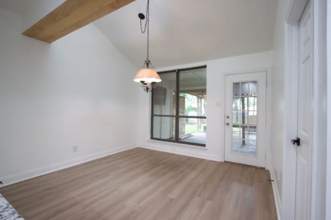 Building Photo - 320 Heneretta Dr