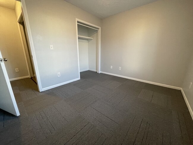 Building Photo - 360 Stone Dr