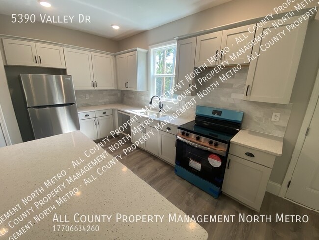 Building Photo - Contemporary cottage in Cumming GA! Pets W...