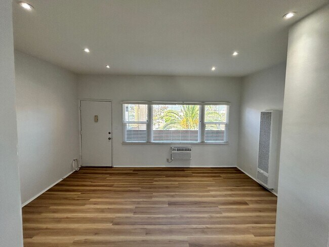 Foto del edificio - Santa Monica Coastal 1-Bed | Dual A/C & Quartz Kitchen | Minutes to SMC & Beach