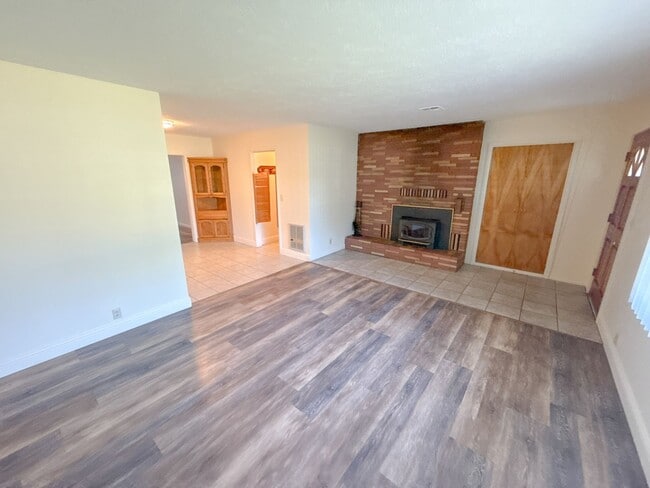 Building Photo - 3 Bedroom, 2.5 Bath House