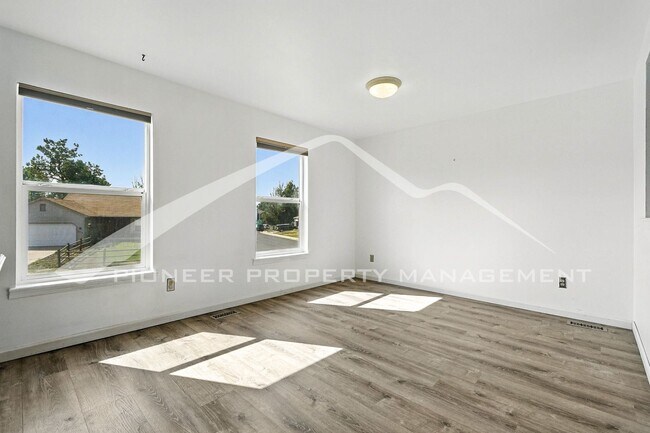 Foto del edificio - Spacious Home with Washer/Dryer and Centra...