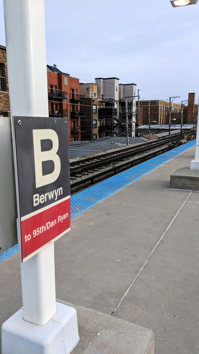 L stop a block away. CTA buses 36, 92, 151 a block away. Very safe stop, next to busy Steep Theater. I'm a woman and feel safe using this L stop at night. - 5210 N WINTHROP AVE, APT 4