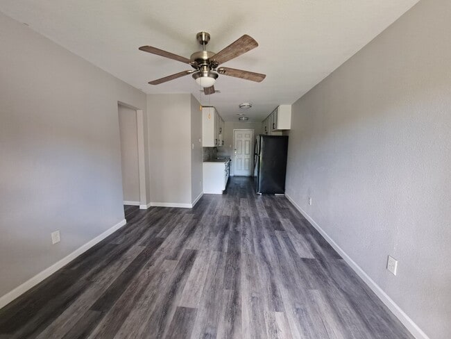 Building Photo - 815 Bluebird Dr