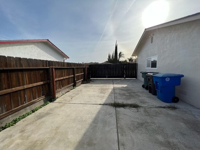 Building Photo - Single story 3 bedroom with RV parking!