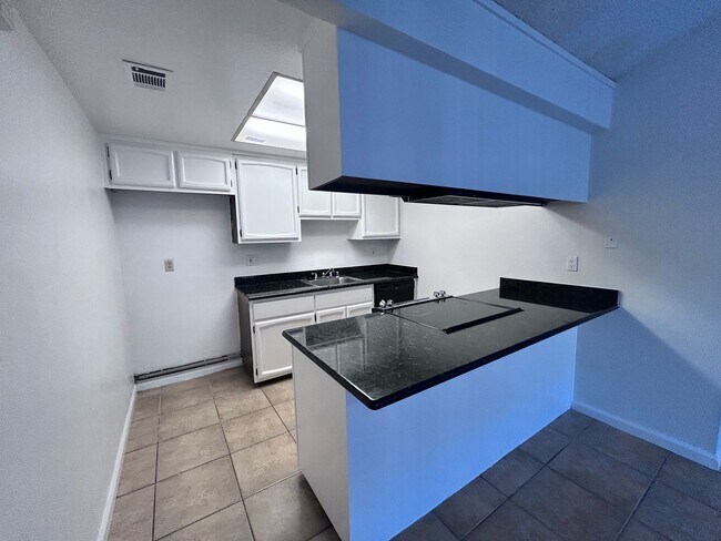 Foto del edificio - 6864-6866 Trovita Way