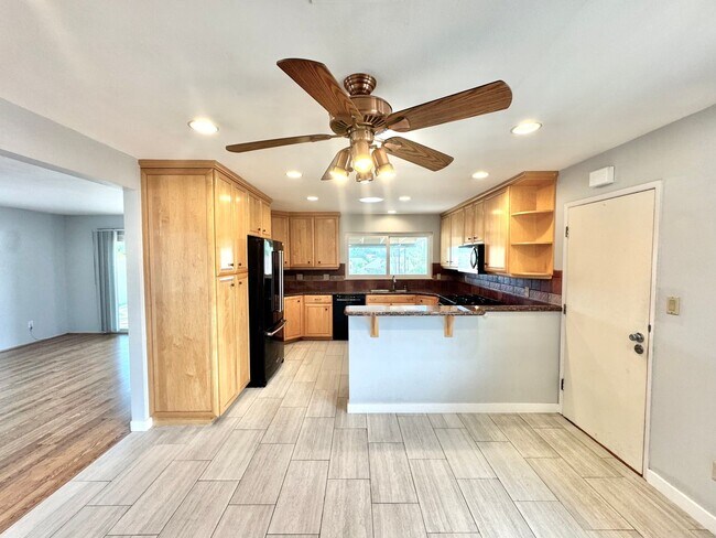 Foto del edificio - Beautiful 3bd/2ba HOUSE in Clairemont Mesa! 2-car Garage, AC, laundry, patio, VIEWS!