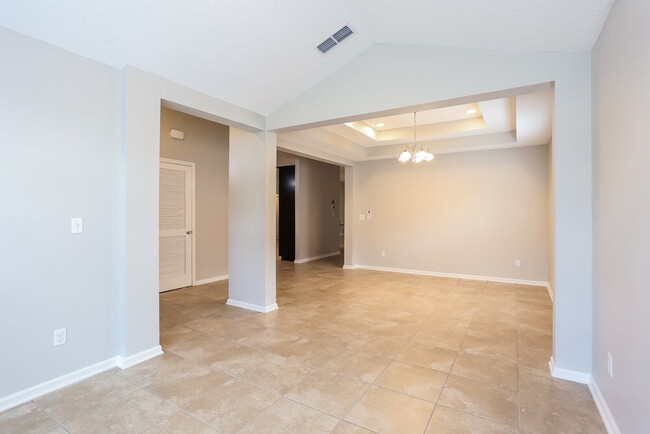 Building Photo - 15809 Canoe Creek Dr