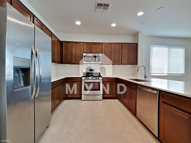 Foto del edificio - 5 br, 3 bath House - 1318 E Irwin Ave