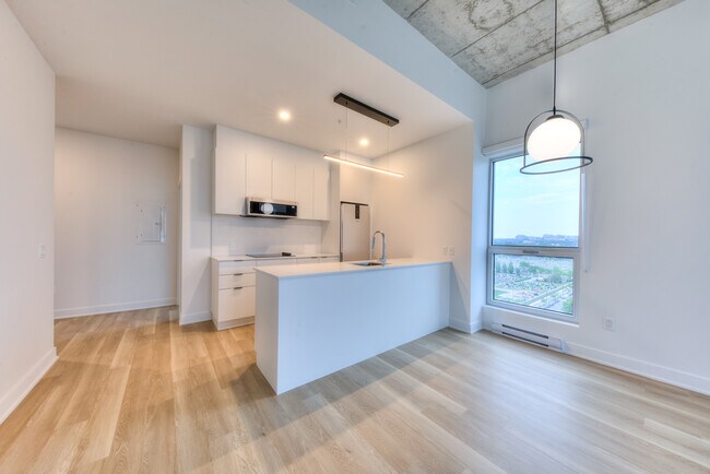 Building Photo - L1102