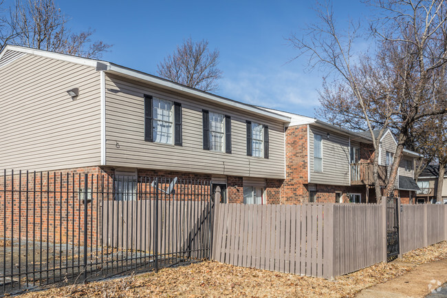 Building Photo - Shadowbrook Townhomes