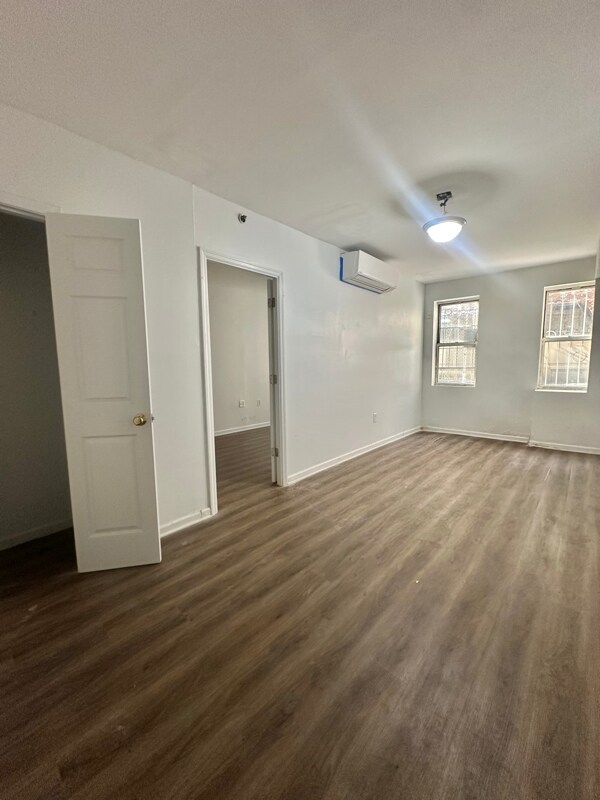 Foto principal - 792 Sterling Pl