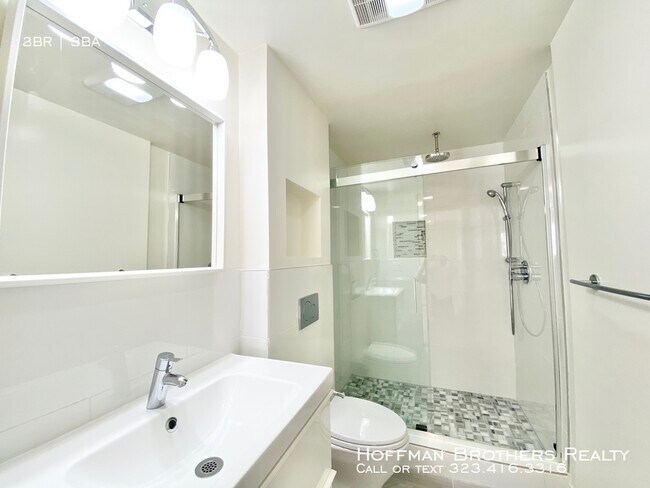 Building Photo - 430 S St Andrews Pl Los Angeles CA 90020