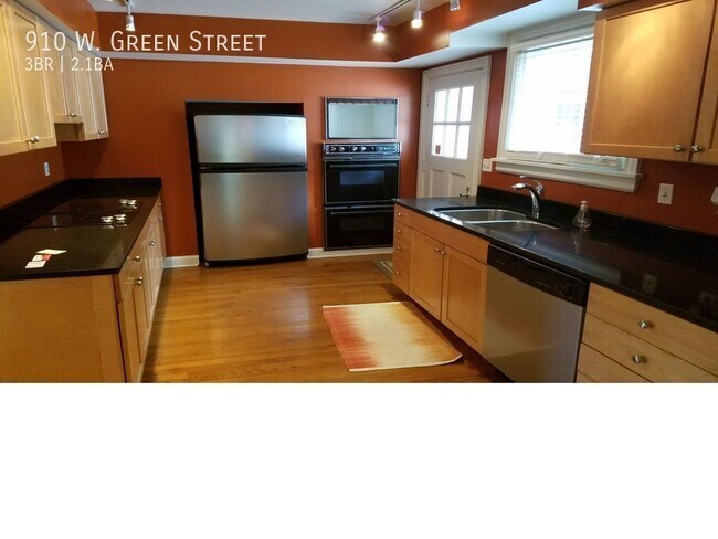 Building Photo - Charming Corner Lot Home Near U of I