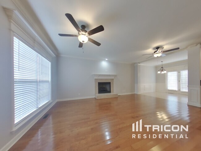 Foto del edificio - 3125 Hidden Creek Dr
