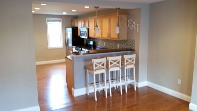 Foto del edificio - Charming 3 Bedroom Reno In South Side. Ope...