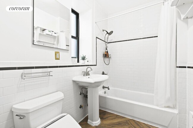 Foto del edificio - 250 Manhattan Ave