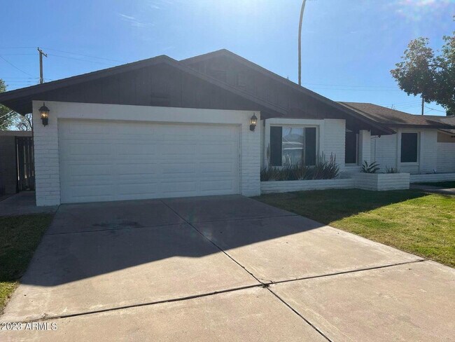 Foto del edificio - 8121 N 16th Dr