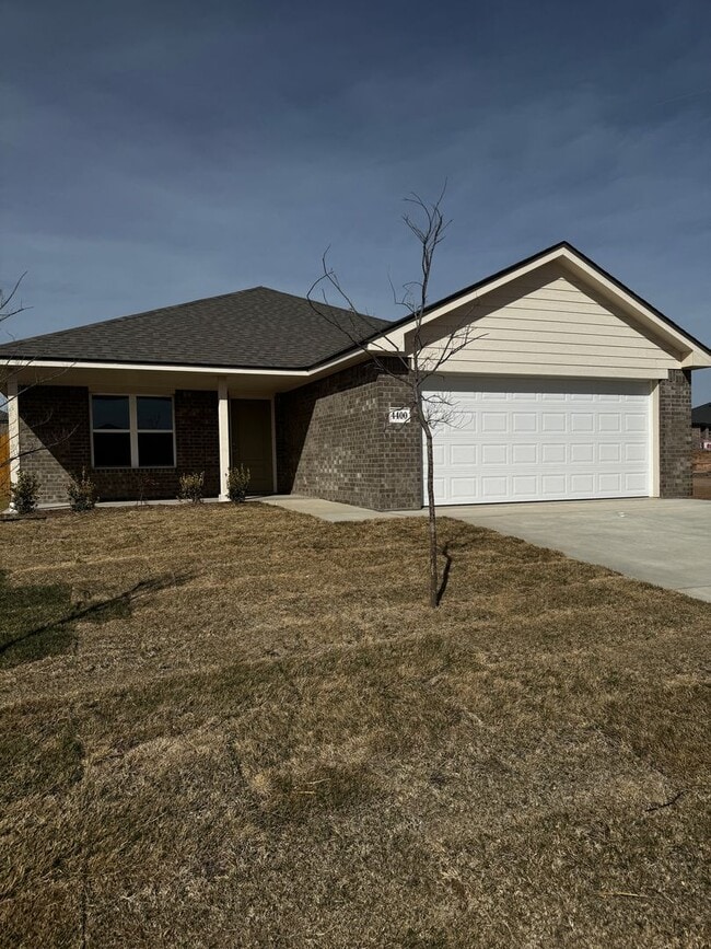 Building Photo - 4400 Sunset St