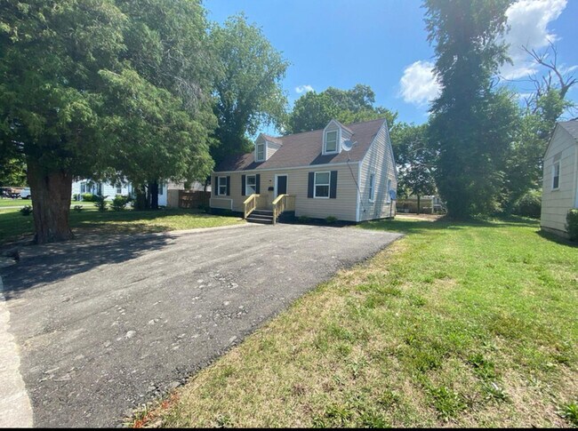 Foto del edificio - 3915 E Chatham Dr