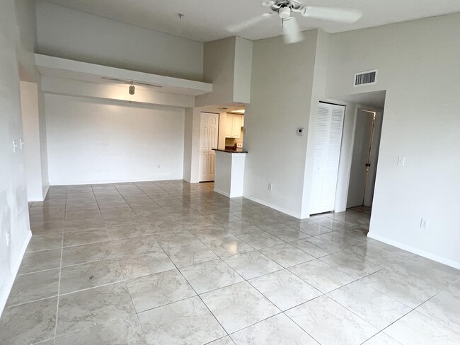 Building Photo - 900 Crestwood Ct S