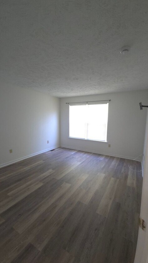 Building Photo - North Pointe 3 bedroom, 2.5 bath interior townhome