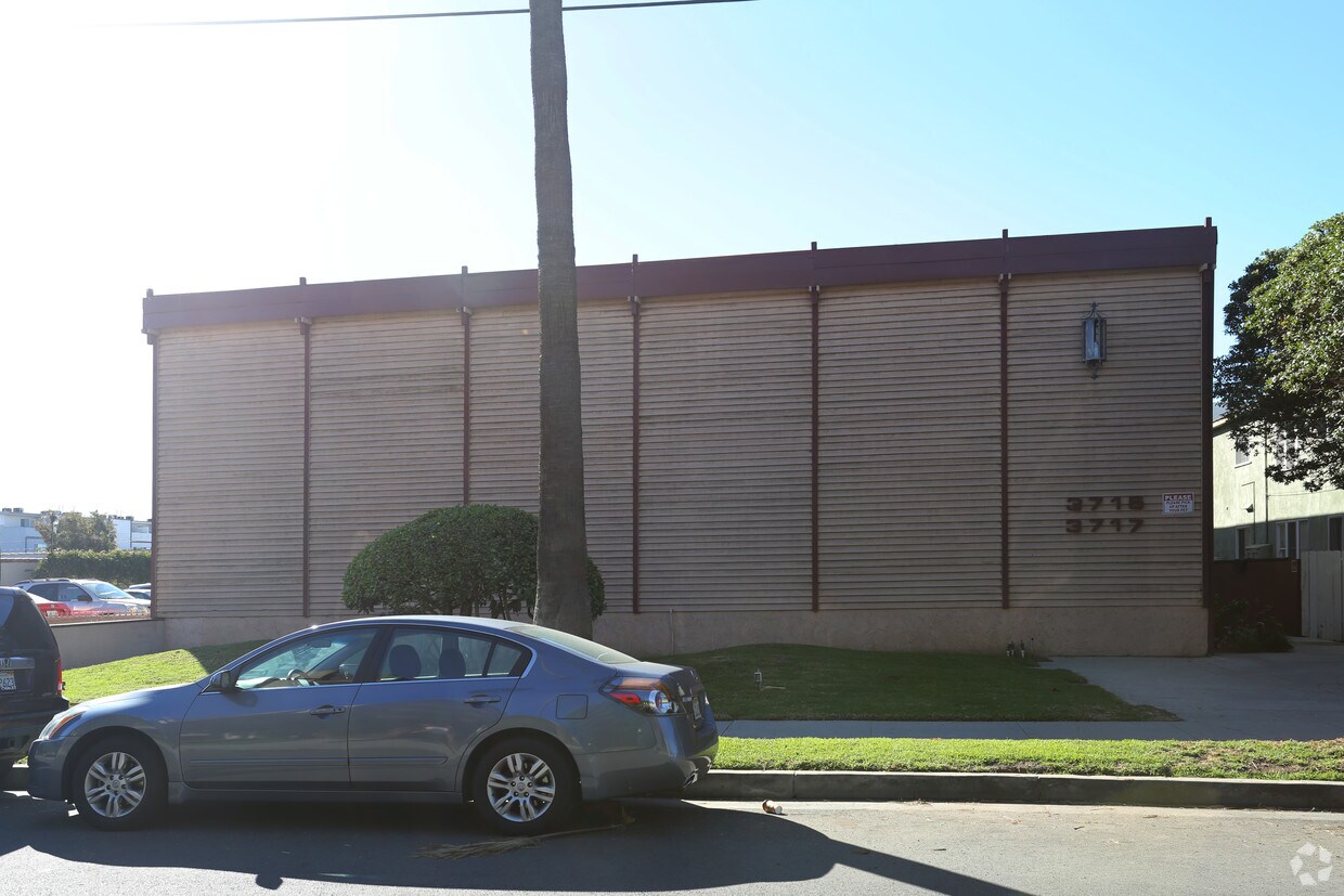 Foto del edificio - 3715 Hughes Ave
