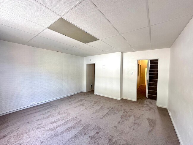 Foto del edificio - Renovated 2 Bed, 1 Bath Apartment in Sharp...