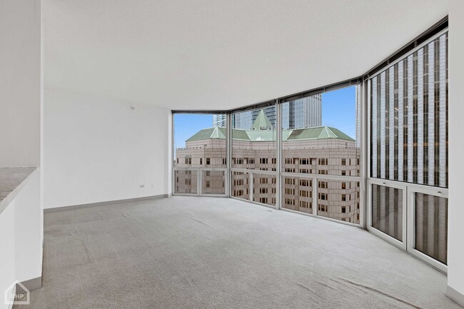 Foto del edificio - 222 N Columbus Dr
